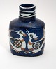 Aluminia, Baca, 
Vase med fugle. 
Designet af 
Niels Thorsson. 
Nr. 708/3207. 
Højde 13,5 cm. 
I. ...