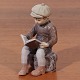 Dahl Jensen 
figur af dreng 
med bog lavet i 
porcelæn 2. 
sortering fra 
1930
Højde 14,5 cm