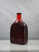 Rød 4-kantet 
glasflaske / 
karaffel.
 
2 stk. haves.
Mål  H. 19,5cm 
 B. 6,5cm  L. 
...