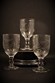 Gamle Fransk 
mundblæste vin 
glas med slebne 
blad 
dekorationer. 
H:14cm. 
Dia.:7cm.