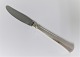 Hans Hansen. 
Sølvbestik 
(830). Arvesølv 
no.5. 
Middagskniv. 
Længde 21,8 cm.