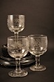 5 stk. gamle 
Fransk 
mundblæste vin 
glas med slebne 
vinblade på 
siden af 
glasset. 
H:12cm. ...