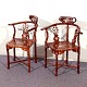 2 orientalske 
hjørnestole i 
mahogni m. 
indlagt 
perlemor,
85 cm høje, 
sædehøjde 44 
cm, 1950-1960