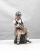 Figur i 
porcelæn med 
motiv af Pige, 
Bente, med 
dukke nr. 1295
Produceret  
Dahl Jensen
1. ...