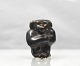 Figur i brunt 
stentøj med 
motiv af 
chimpanse nr. 
20209. 
Design af Knud 
Kyhn
Produceret hos 
...