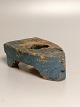 Teglværks 
strygejernsfod 
blå dekoreret
1800-tallet
