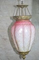 Stor glaslampe 
med messing 
montering, 
højde 50cm. 
Bredde 22cm. 
Fin hel stand. 
fra ca. 1880.