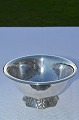 Sølvskål fra 
Mogens Ballin's 
efterfølger 
København -. 
Lille bordskål 
på fod, 
diameter 19cm. 
...