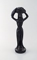 Skandinavisk 
keramiker. 
Skulptur i 
sortglaseret 
keramik. Kvinde 
bærer kurv. 
1960'erne.
Måler: ...