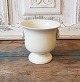 Cremefarvede 
keramik vase på 
fod med hanke.
Stemplet: 
Seidelin - 
Faaborg
Højde 11 cm.