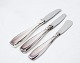 Middagskniv 
(450 DKK), 
frokostkniv 
(400 DKK) og 
smørkniv (400 
DKK) i Rex, 
tretårnet sølv. 
Spørg ...