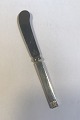 Evald Nielsen 
Sterling Sølv 
No 33 Smørkniv 
Måler 16 cm 
(Let korrosion 
på stål bladet)