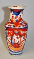 Imari porcelæns 
vase, 19. årh. 
Japan. Polykrom 
dekoration med 
planter. H.: 18 
cm. 