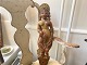 Udskåret 
træfigur med 
forgyldninger. 
Formentlig 
hindu gudinde. 
Gudinder i 
hinduismen er 
den ...
