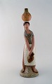 Lladro, 
Spanien. Stor 
figur i 
glaseret 
keramik. 
Vandbærer. Sent 
1900-tallet.
Måler: 26,5 x 
14,5 ...