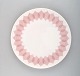 Bjørn Wiinblad 
for Rosenthal. 
"Lotus" 
porcelænsservice.
 Stort rundt 
fad dekoreret 
med lyserøde 
...