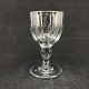 Højde 11 cm.
Glasset er fra 
1860'erne.
Glasset er 
mundblæst med 
kuglet 
sandnavle ...