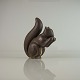 Figur i keramik 
med motiv af et 
egern med agern
Produceret af 
Dissing 
keramik, Sejs
Pæn ...