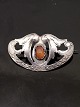 826 sølv Art 
Nouveau broche 
L. 4,2 cm. med 
rav  Nr. 403873