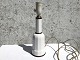Heiberg lampe, 
Fajance, Med 
messingskive, 
35,5cm høj 
(Incl. fatning) 
10,5cm i 
diameter *Pæn 
stand*