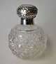Engelsk parfume 
flacon i slebet 
krystal med 
sølvlåg, 19/20. 
årh. Stemplet. 
Indvendig med 
prop. ...