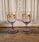 Smuk franske 
bryllups 
pokaler, i glas 
med lilla tone, 
dekoreret med 
blade i guld.
Højde 19,5 cm.
