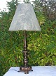 Messing 
bordlampe, med 
brun 
patinering. 
Højde 62 cm. 
Fin stand. Fra 
ca. 1930-1940
