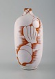 Anna Lisa 
Thomson 
(1905-1952), 
Sverige. Vase i 
hvidglaseret 
keramik med 
muslingeskaller 
og ...