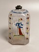 Brændevinsflaske 
af 
emaljedekoreret 
glas dateret 
1739
Forsiden med 
adelsmand 
bagside med ...