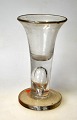 Stort snapse 
glas - frimurer 
glas, 
1800-tallet. 
Lys glasmasse 
med 
trompetformet 
bæger, luftfydt 
...