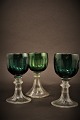 Gamle , 1800 
tals hvidvins 
glas med fine 
slibninger i 
grøn farve med 
klar fod. 
Højde: 13cm. 
...