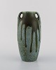 Denbac, 
Frankrig. Vase 
med hanke i 
glaseret 
keramik. Smuk 
løbeglasur i 
blå og grønne 
nuancer. ...