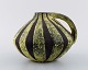 Europæisk 
studio 
keramiker. 
Unika retro 
vase med hank i 
glaseret 
keramik. Sort / 
gul stribet ...