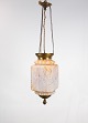 Antik Ampel med 
orange opal 
glas med 
messing kant og 
ophæng, fra 
omkring år 
1860. Pendlen 
er i ...