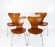 Et sæt af fire 
Syver stole, 
model 3107, 
designet af 
Arne Jacobsen 
og fremstillet 
af Fritz ...