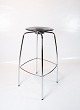 Barstol med 
sæde i sort 
plast og 
metalstel. Et 
minimalistisk, 
men alligevel 
elegant stykke 
...