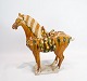Stor Tang 
keramik hest 
glaseret i 
mørke gule 
nuancer fra 
Kina omkring 
1920erne. 
Hesten er i 
flot ...