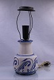 HAK bordlampe 
767A. Kähler 
bordlampe af 
keramik, 
dekoreret med 
hvid glasur og 
blå glasur der 
...