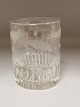 Fastblæst 
riflet vandglas 
med egeløv
Højde 9,4cm. 
Diameter 7,1cm.