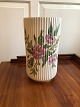 Lyngby vase i 
porcelæn med 
håndmalet 
blomster motiv. 
Fra ml. 
1936-1940. 
Pæn stand, 2. 
...