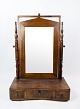 Sminkemøbel med 
spejl af 
mahogni, i flot 
antik stand fra 
1840erne.
H - 68 cm, B - 
47 cm og D - 
...
