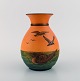 Ipsens enke, 
Danmark. Vase 
med havmåger i 
håndmalet 
glaseret 
keramik. 
Modelnummer 
476. ...
