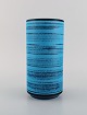Knabstrup 
keramikvase med 
glasur i blå 
nuancer. 
1960'erne.
Måler: 21,5 x 
10,8 cm.
I flot ...