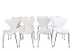Et sæt af 8 
Syver stole, 
model 3107, 
designet af 
Arne Jacobsen 
og fremstillet 
hos Fritz 
Hansen i ...