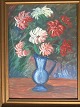 Ubekendt 
kunstner (20 
årh):
Blomster i blå 
kande.
Olie på plade.
Sign.: S.N.
40 30 (47x37)