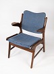 Armstol i teak 
og blåt stof, 
designet af 
Arne Hovmand 
Olsen i 
1960'erne, er 
et markant ...
