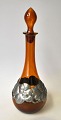 Dansk brun 
likørflaske med 
tin montering, 
ca. 1930. Med 
prop. 
Tinmontering i 
form af 
blomster og ...
