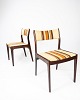 Et par stole i 
mørkt træ, 
betrukket med 
let stribet 
stof, fremviser 
den elegante 
enkelhed af ...