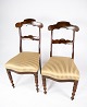 Et sæt 
salonstole af 
mahogni og 
polstret med 
stribet stof 
fra 1860erne. 
Stolene er i 
flot brugt ...