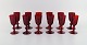 Monica Bratt 
for Reijmyre. 
Tolv 
hedvinsglas i 
rødt mundblæst 
kunstglas. 
1950'erne.
Måler: 12,5 
...
